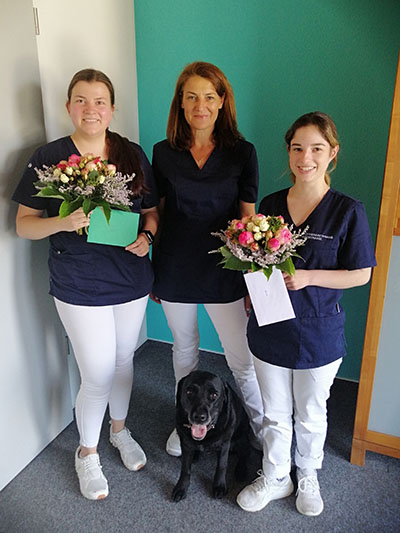Frau Dr. Cornalia Heinichen gratuliert Frau Laura Geistaller und Frau Denise Kaufmes zur bestandenen Abschlussprüfung zur TMFA